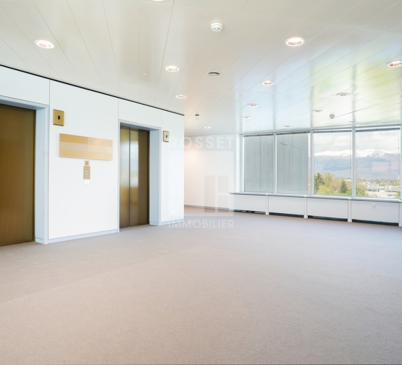 Bureaux d\'environ 126 m2 au 5ème étageOffices of approximately 126 m2 on the 5th floor