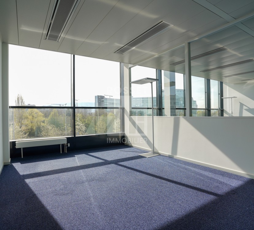 Bureaux d\'environ 215 m2 au 1er étageOffices of approximately 215 m2 on the 1st floor