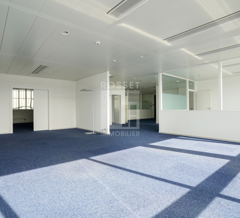 Bureaux d\'environ 215 m2 au 1er étageOffices of approximately 215 m2 on the 1st floor