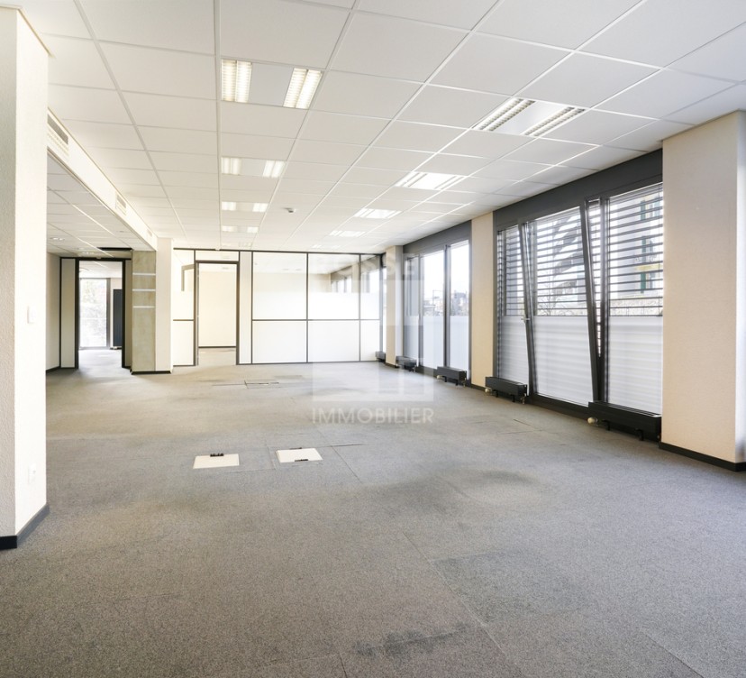 Bureaux d\'environ 215 m2 au 1 er étage Offices of approximately 215 m2 on the 1st floor