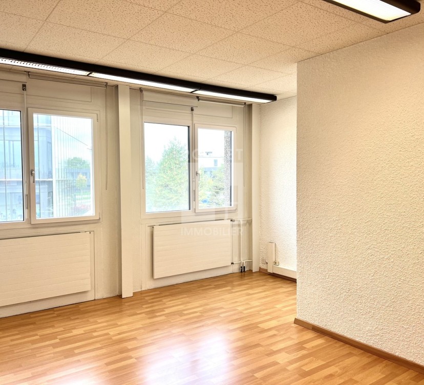 Bureaux d\'environ 22 m2 au 2ème étageOffices of approximately 22 m2 on the 2nd floor