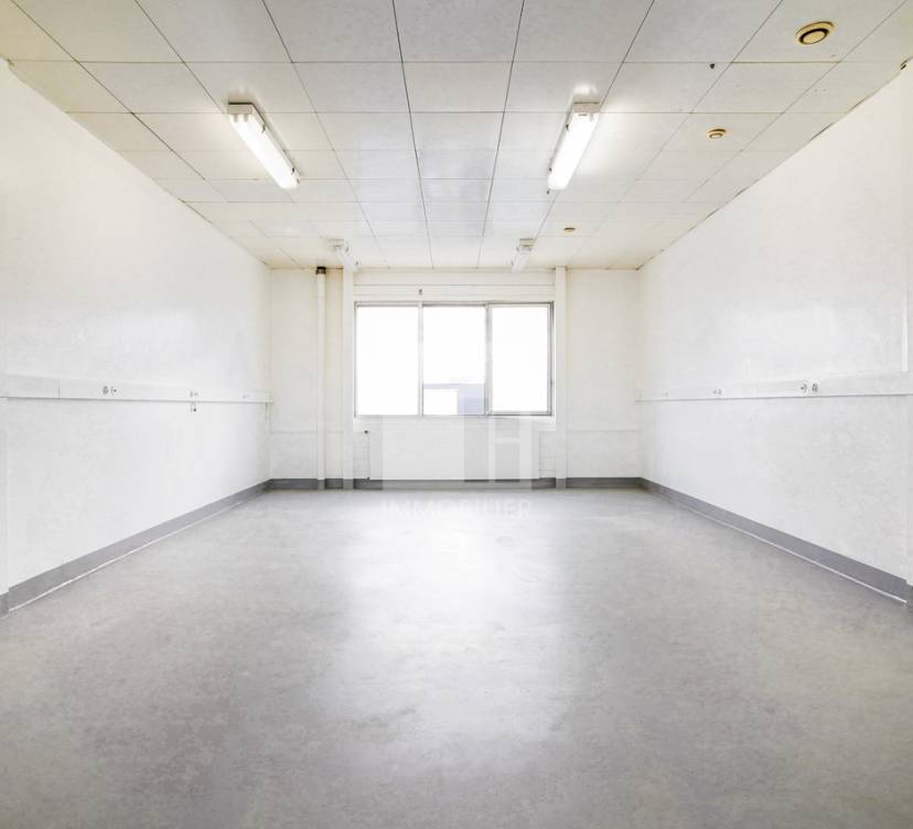 Bureaux / atelier d\'environ 46 m² au 1er étageOffice/workshop 46 m² on 1st floor