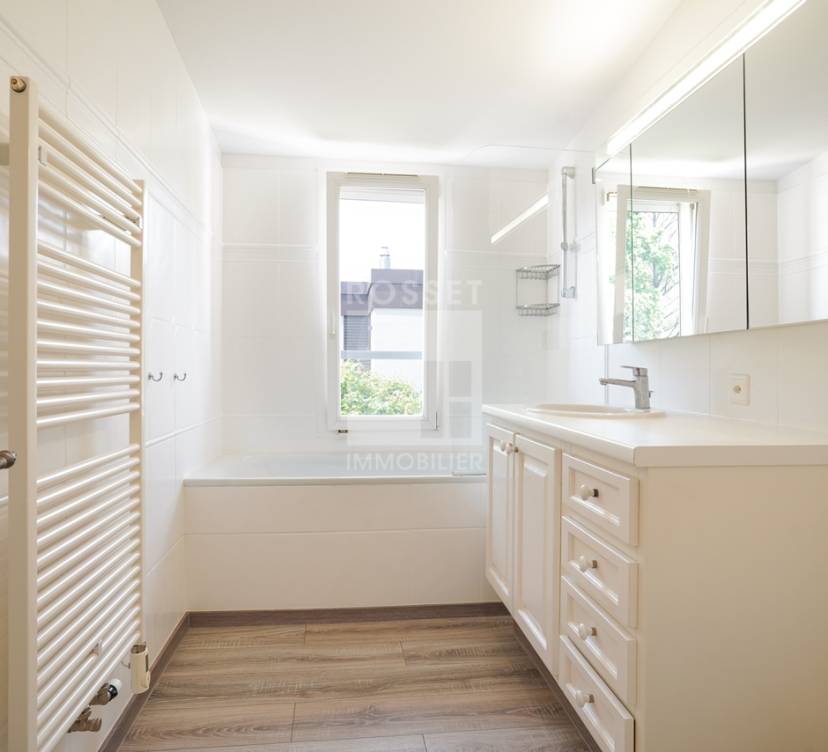 Spacieuse villa mitoyenne de 5 pièces + sous-sol avec jardin privatif