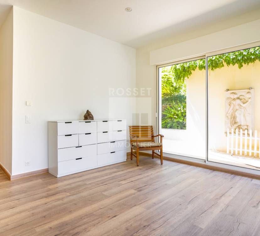 Spacieuse villa mitoyenne de 5 pièces + sous-sol avec jardin privatif