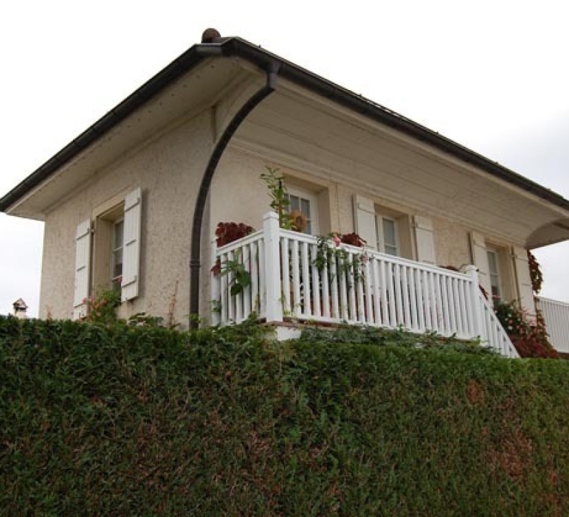 CHARMANTE MAISONNETTE DE VILLAGE AVEC JARDIN