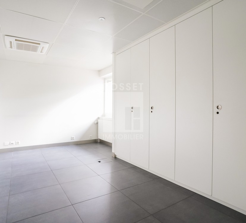 Arcade d\'env. 220 m² au rez-de-chaussée avec accès au sous-solArcade of approx. 220 m² on first floor with access to basement