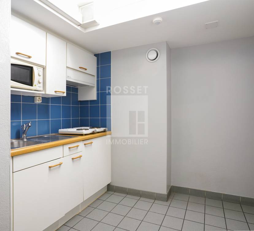 Arcade d\'env. 153 m² au rez-de-chaussée avec accès au sous-solArcade of approx. 153 m² on ground floor with access to basement