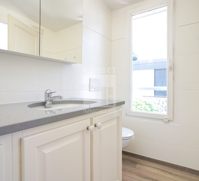 Spacieuse villa mitoyenne de 5 pièces + sous-sol avec jardin privatif