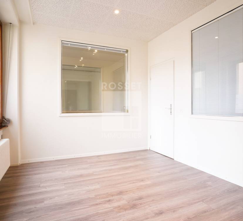 Bureau d\'environ 72 m² au 1er étage72 m² office on 1st floor