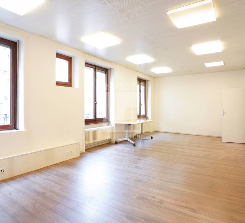 Bureau d\'environ 72 m² au 1er étage72 m² office on 1st floor