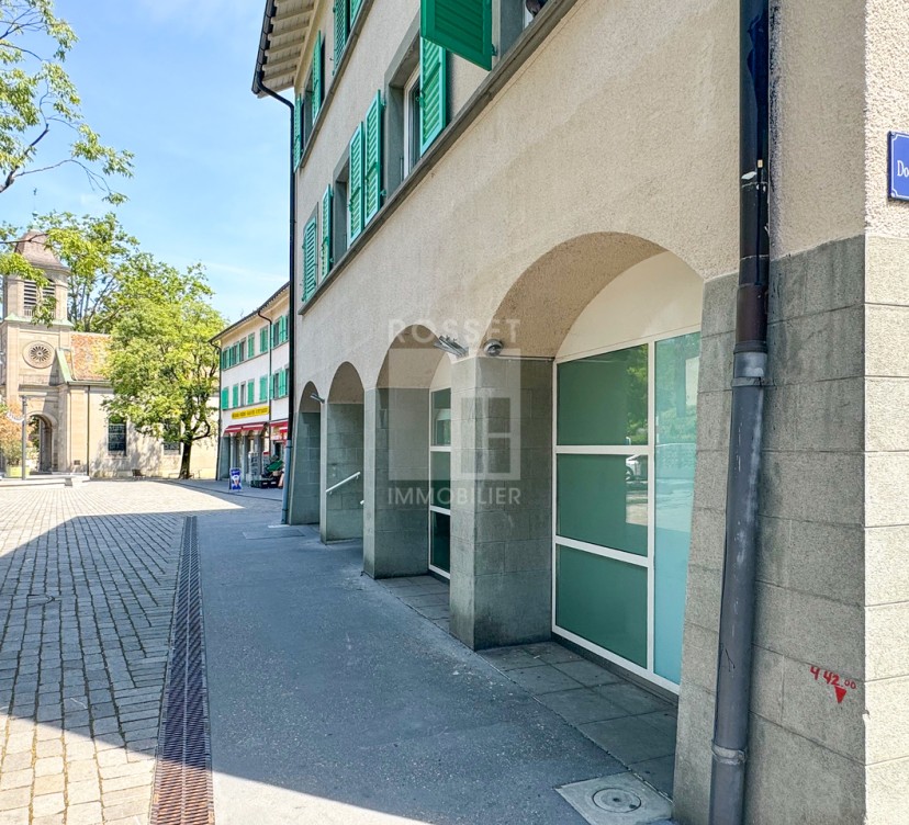 Arcade d\'env. 220 m² au rez-de-chaussée avec accès au sous-solArcade of approx. 220 m² on first floor with access to basement