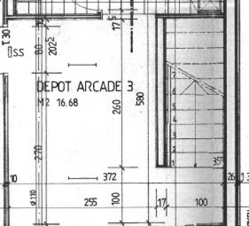 Arcade d\'environ 50 m2 au rez-de-chausséeArcade of approx. 50 m2 on first floor