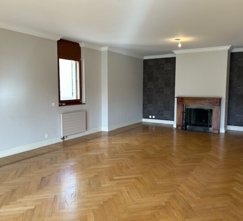 Appartement de 5 pièces d\'envrion 148m2 + balcon