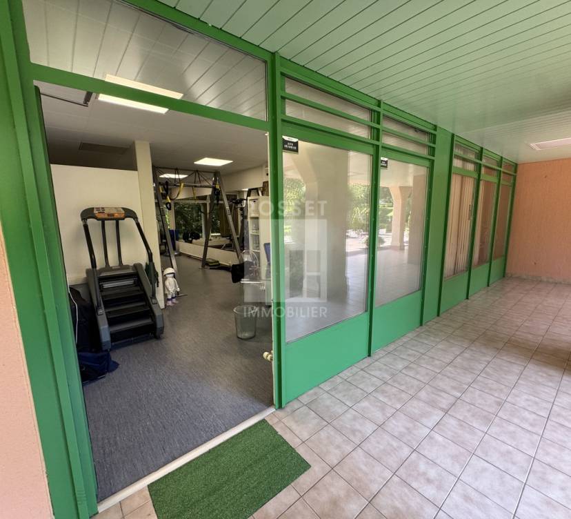 Arcade d\'env. 42 m² au rez-de-chausséeArcade of approx. 42 m² on first floor