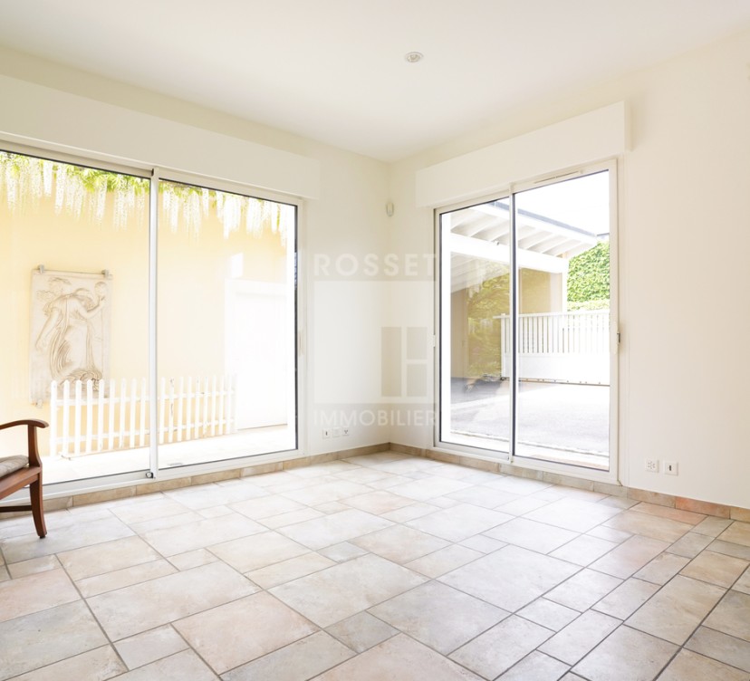 Spacieuse villa mitoyenne de 5 pièces + sous-sol avec jardin privatif