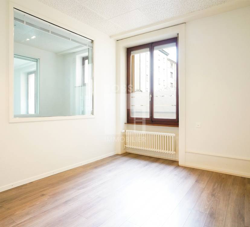 Bureau d\'environ 72 m² au 1er étage72 m² office on 1st floor