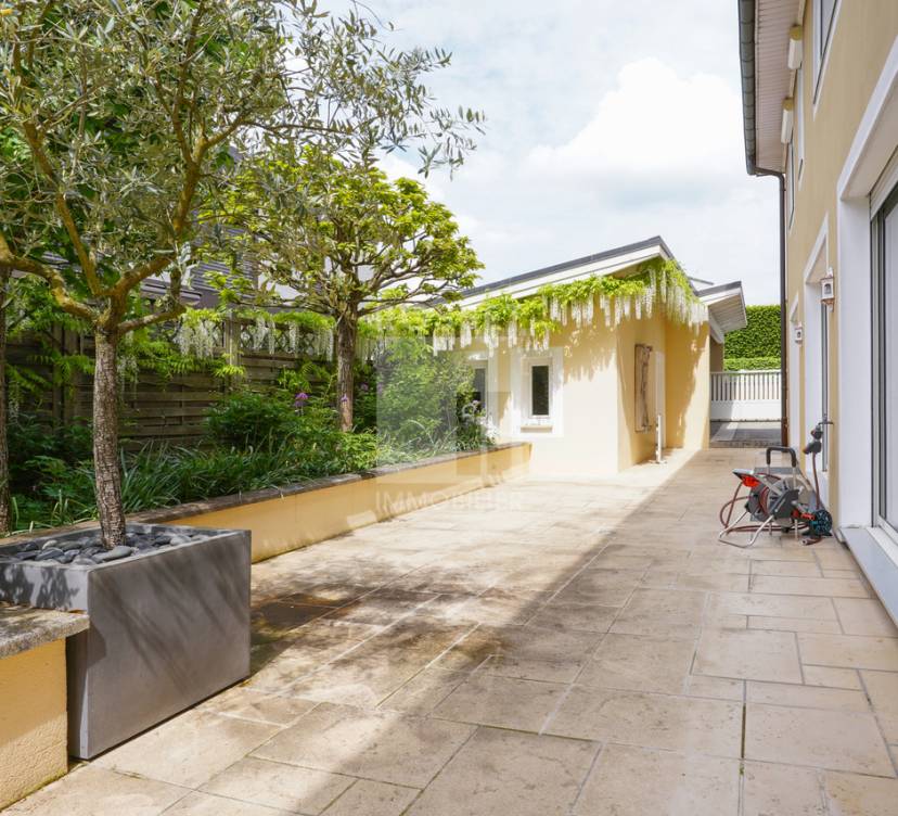 Spacieuse villa mitoyenne de 5 pièces + sous-sol avec jardin privatif