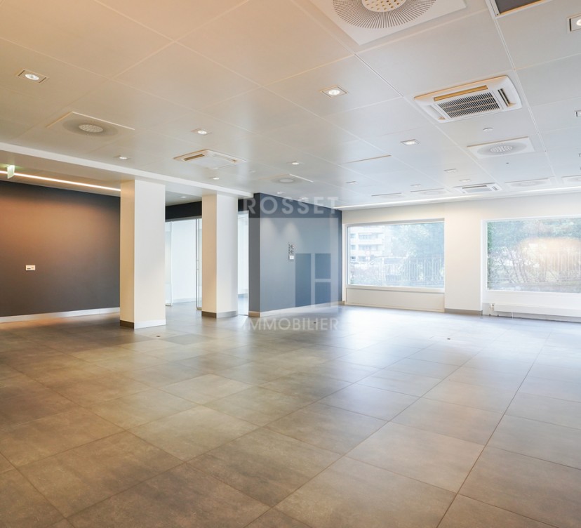 Arcade d\'env. 220 m² au rez-de-chaussée avec accès au sous-solArcade of approx. 220 m² on first floor with access to basement