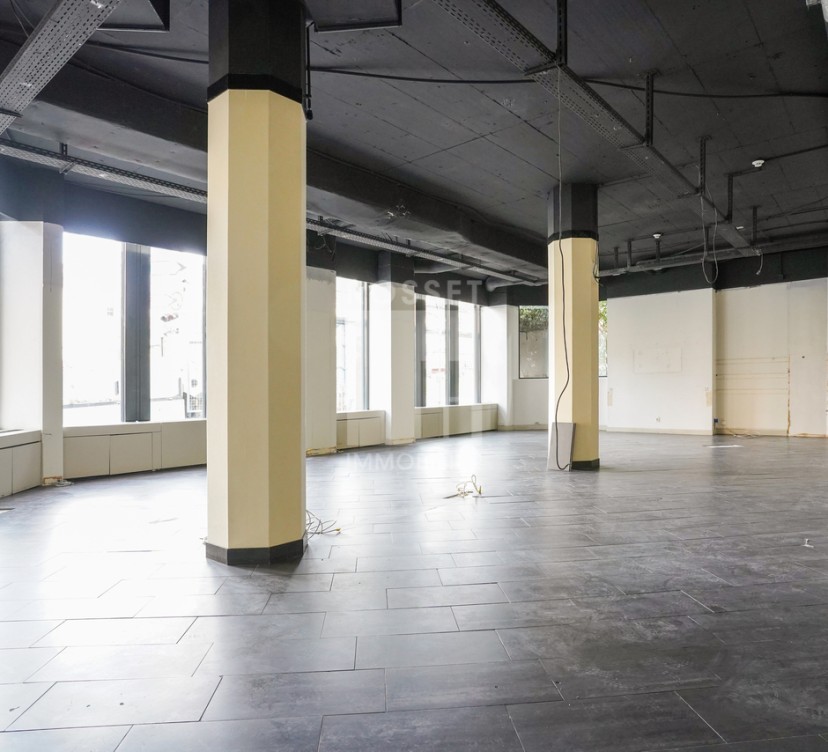 Arcade d\'env. 144 m2 au rez-de-chausséeArcade of approx. 144 m2 on first floor