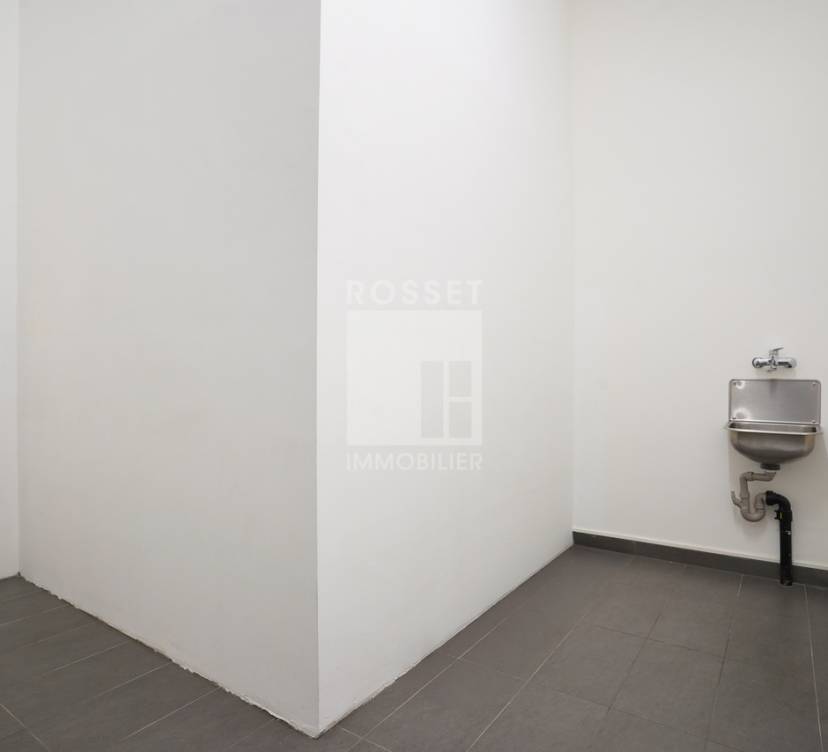 Arcade d\'environ 67 m² au rez-de-chaussée67 m² arcade on ground floor