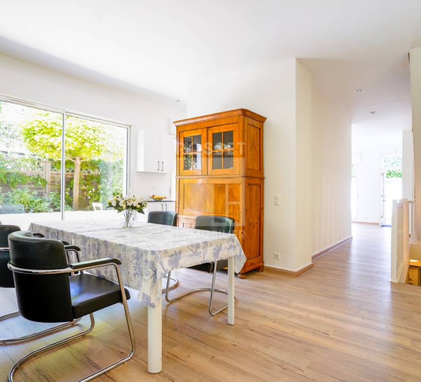 Spacieuse villa mitoyenne de 5 pièces + sous-sol avec jardin privatif