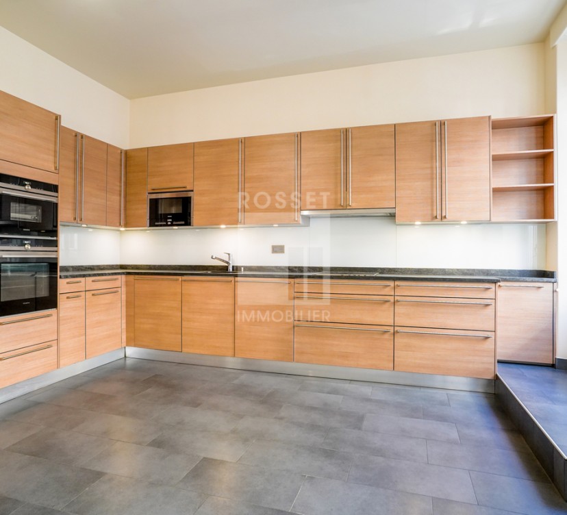 Appartement 8 pièces rezSPLENDIDE APPARTEMENT DE 8 PIECES AVEC JARDIN8-room ground-floor apartmentSPLENDID 8-ROOM APARTMENT WITH GARDEN CL