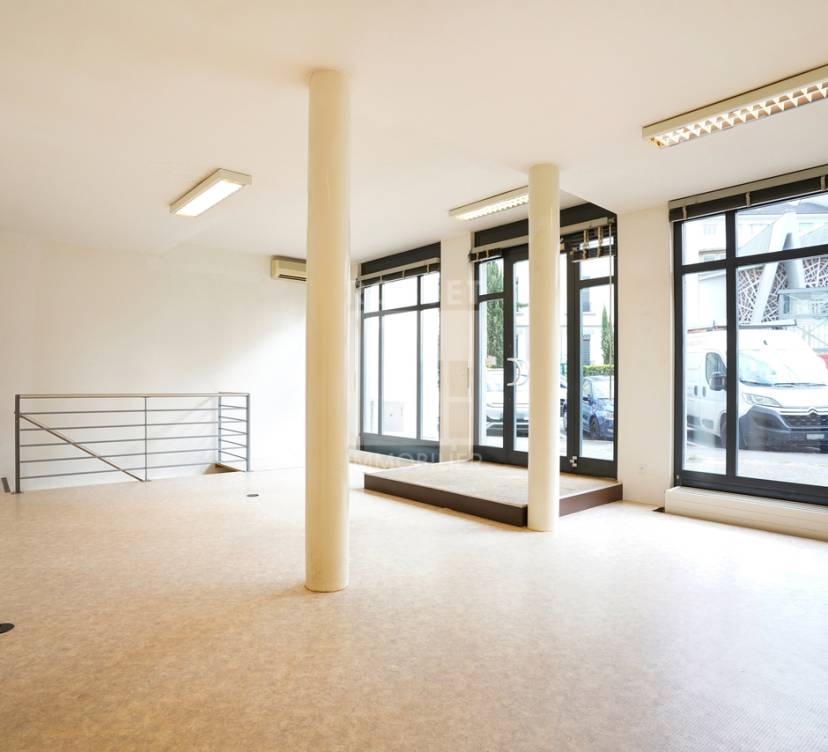 Arcade d\'environ 50 m2 au rez-de-chausséeArcade of approx. 50 m2 on first floor