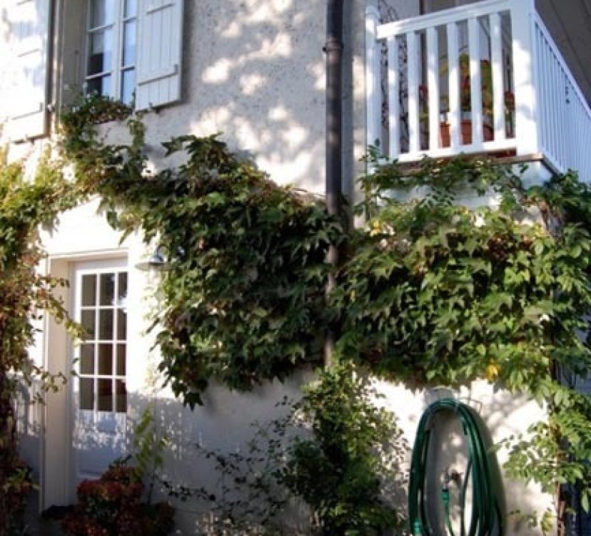 CHARMANTE MAISONNETTE DE VILLAGE AVEC JARDIN