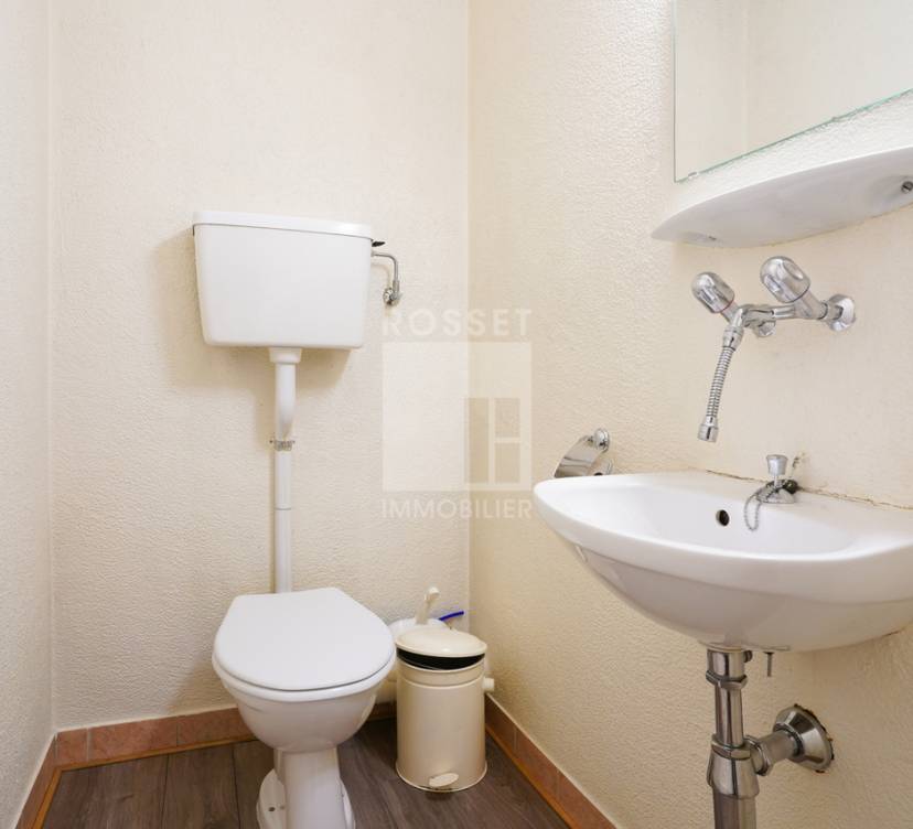 Bureau d\'environ 72 m² au 1er étage72 m² office on 1st floor