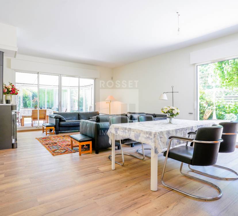 Spacieuse villa mitoyenne de 5 pièces + sous-sol avec jardin privatif
