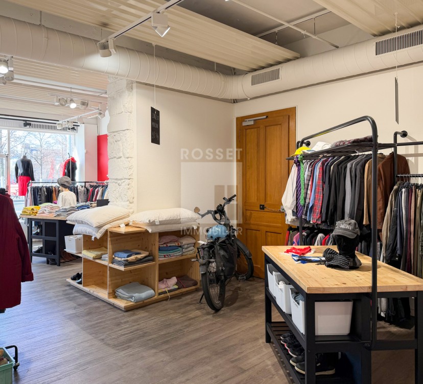 Arcade d\'env. 80 m² avec dépôt d\'env. 30 m² au sous-solArcade of approx. 80 m² with storage area of approx. 30 m² in the base