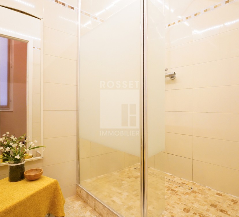 Local commercial d\'env. 74 m² au 2ème étageCommercial premises of approx. 74 m² on 2nd floor