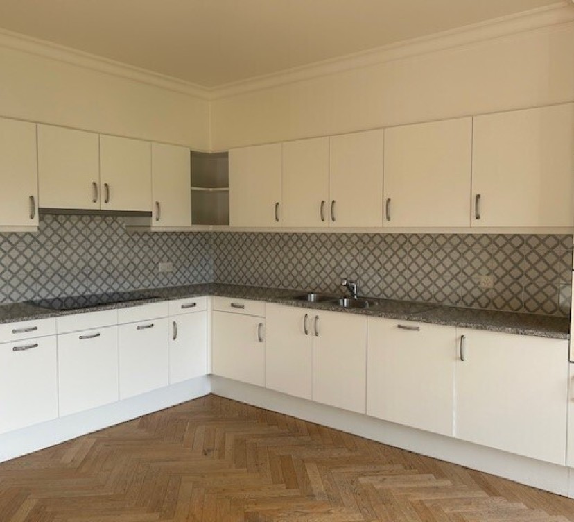 Appartement de 5 pièces d\'envrion 148m2 + balcon