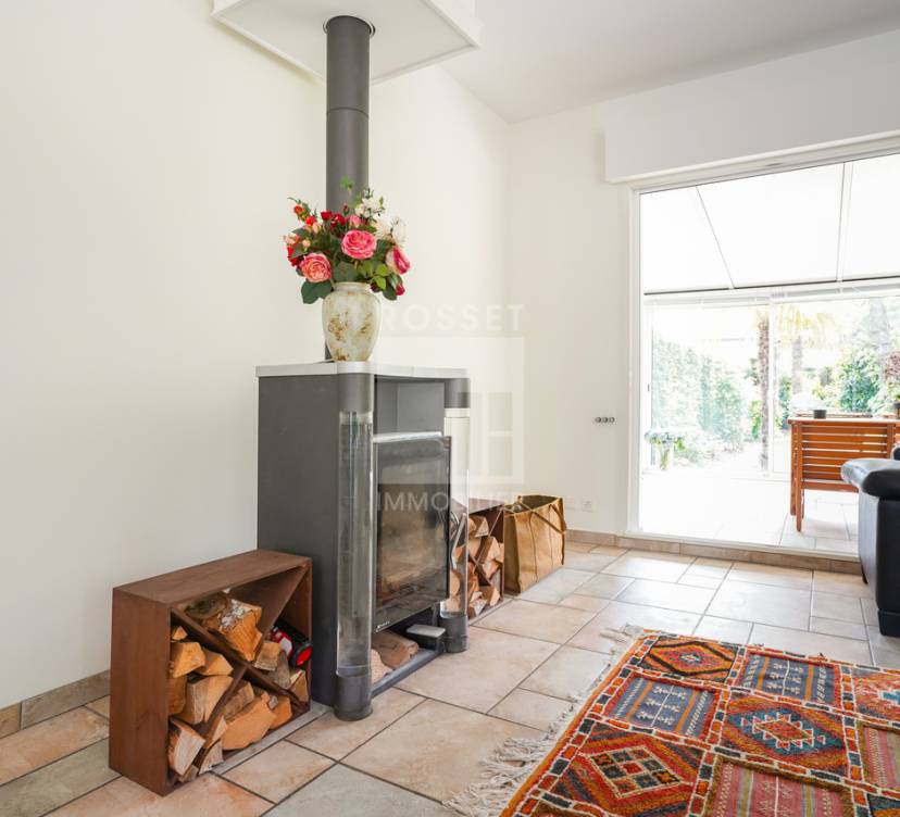 Spacieuse villa mitoyenne de 5 pièces + sous-sol avec jardin privatif