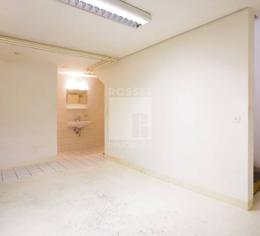 Arcade d\'environ 50 m2 au rez-de-chausséeArcade of approx. 50 m2 on first floor