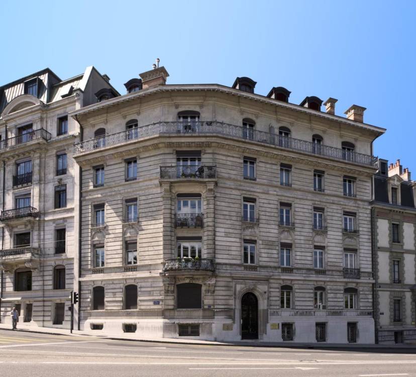 Magnifique appartement de 6 pièces rénové au 2ème étage en plein coeur du quartier des Tranchées et proche de toutes les commodités. 