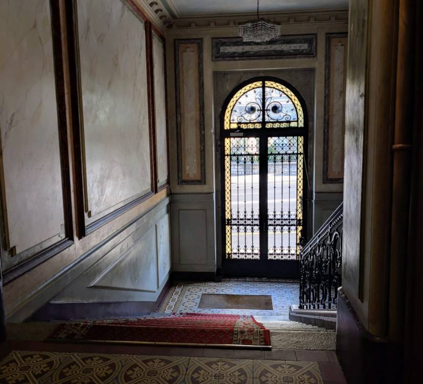 Magnifique appartement de 6 pièces rénové au 2ème étage en plein coeur du quartier des Tranchées et proche de toutes les commodités. 