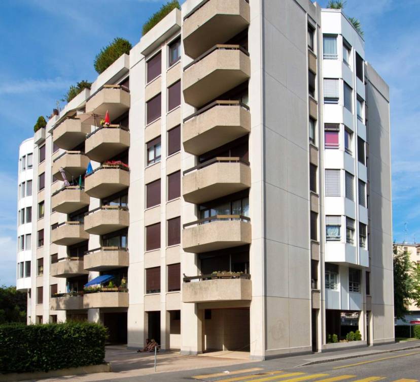 Appartement traversant de 4 pièces au 6ème étage dans un immeuble avec ascenseur.