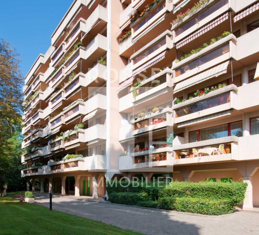 Attique de 8 pièces en pignon avec terrasse périphérique et vue dégagée sur ville et lac