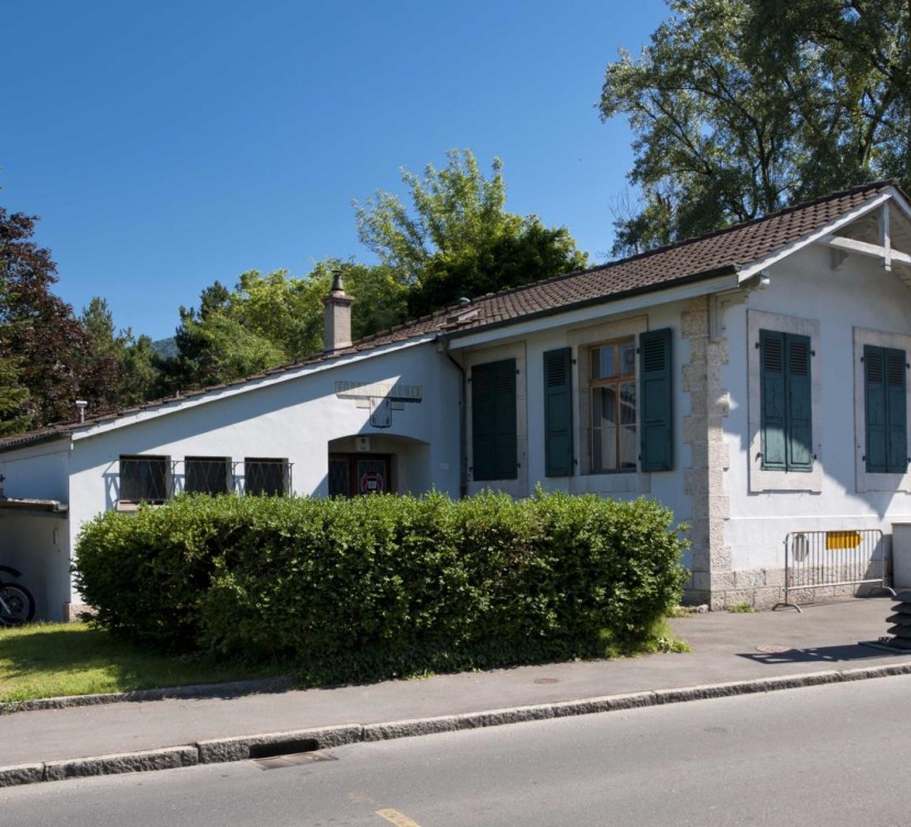 Parking au rez extérieur CHF 75.00/mois. 