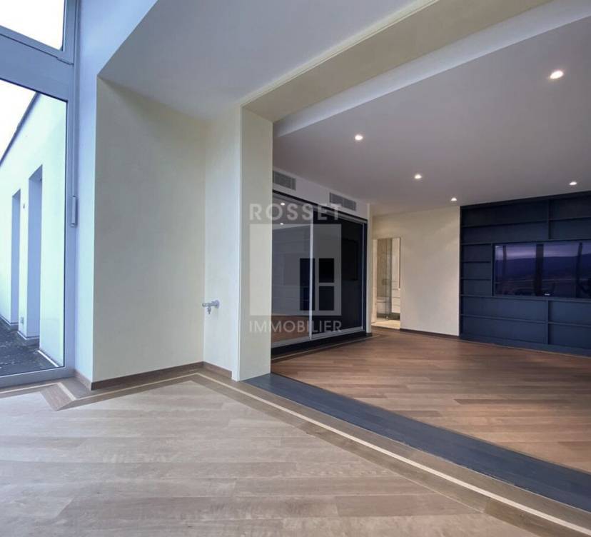 OPPORTUNITEE A SAISIR Appartement 5 pièces au 6ème étage - env. 127 m2 avec cachet.