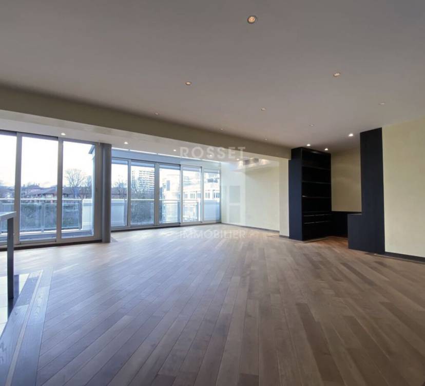 OPPORTUNITEE A SAISIR Appartement 5 pièces au 6ème étage - env. 127 m2 avec cachet.