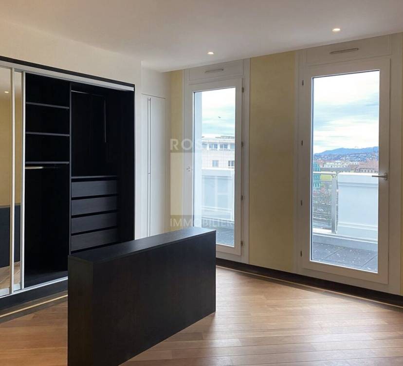 OPPORTUNITEE A SAISIR Appartement 5 pièces au 6ème étage - env. 127 m2 avec cachet.