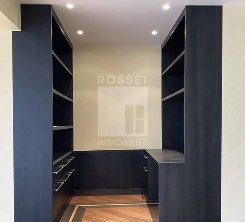 OPPORTUNITEE A SAISIR Appartement 5 pièces au 6ème étage - env. 127 m2 avec cachet.