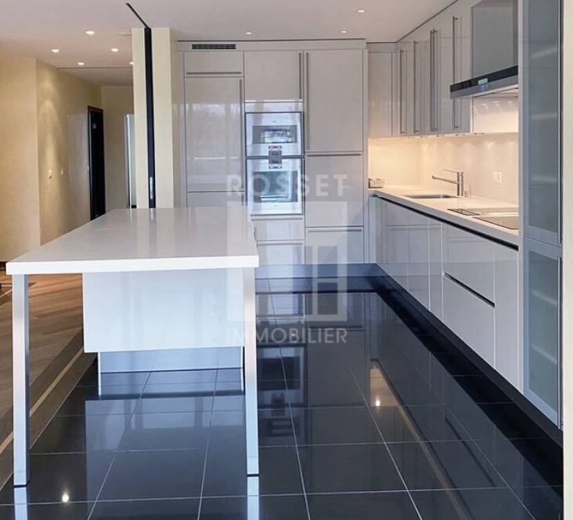 OPPORTUNITEE A SAISIR Appartement 5 pièces au 6ème étage - env. 127 m2 avec cachet.