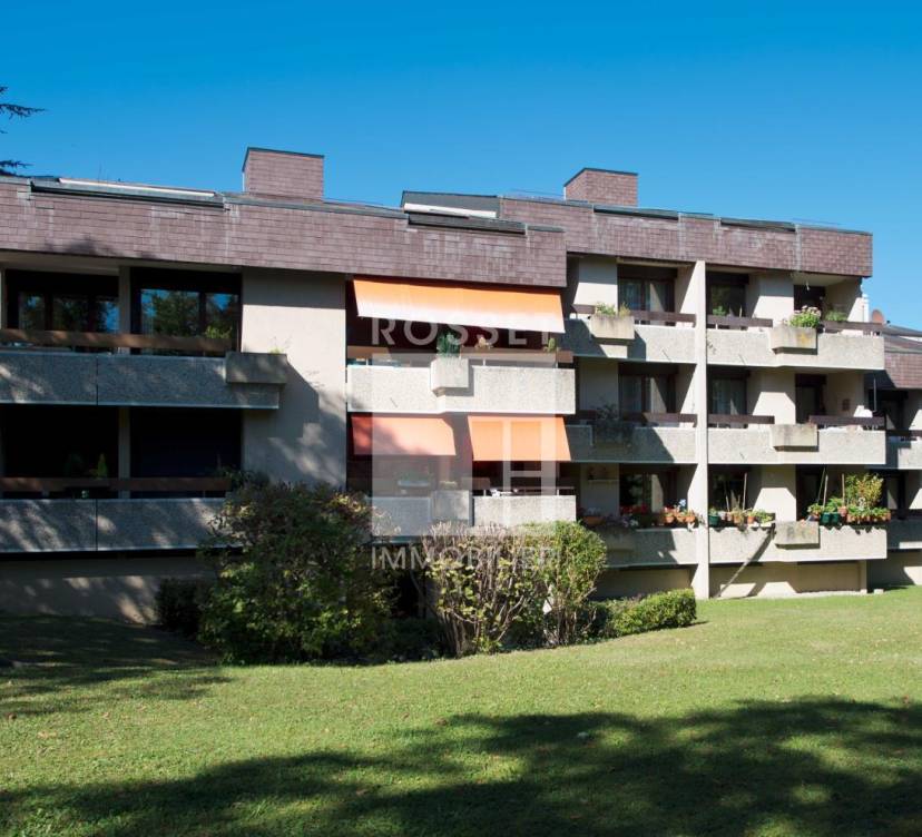 Dans la verdure, bel appartement de 4 pièces au 1er étage