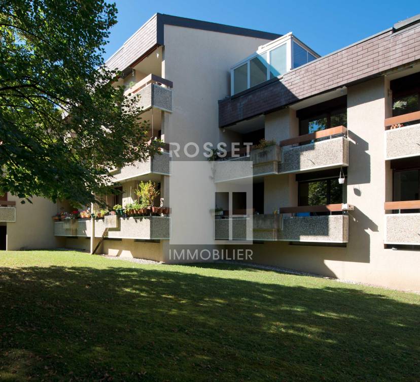 Dans la verdure, bel appartement de 4 pièces au 1er étage