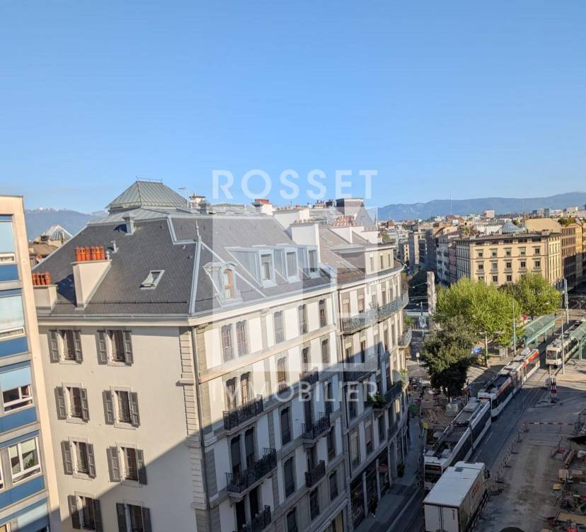 Attique de 4 pièces traversant avec deux terrasses et vue dégagée sur la ville