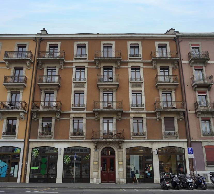 Place de parking extérieure dans la cour intérieure de l\'immeuble Loyer mensuel de CHF 220.00 / mois 