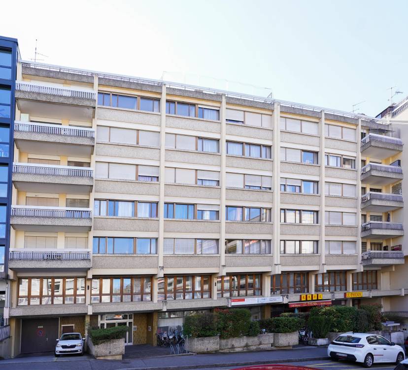 Appartement entièrement rénové de 5 pièces d\'env. 93 m2 au 6ème étage